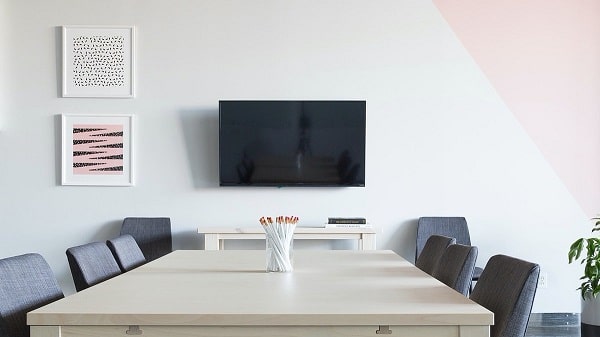 نداشتن فضای مناسب برای سایر دستگاه ها با نصب تلویزیون روی دیوار